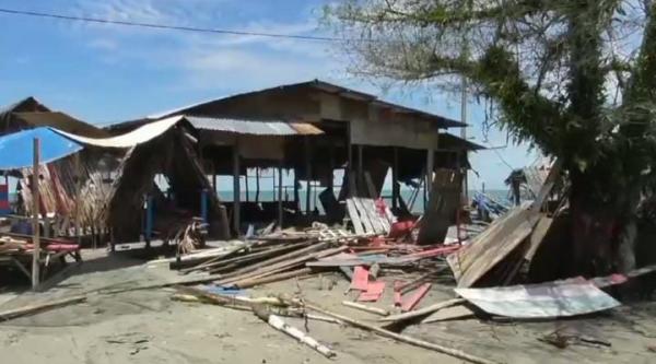 Puluhan Pondok Pedagang di Wisata Pantai Cemara Indah Aceh Singkil Roboh Dihantam Ombak