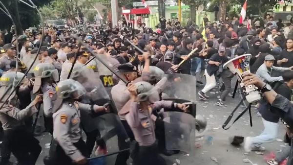 Demo Tolak RUU Pilkada di Kota Kediri Berakhir Bentrok, Dua Mahasiswa Sempat Diamankan