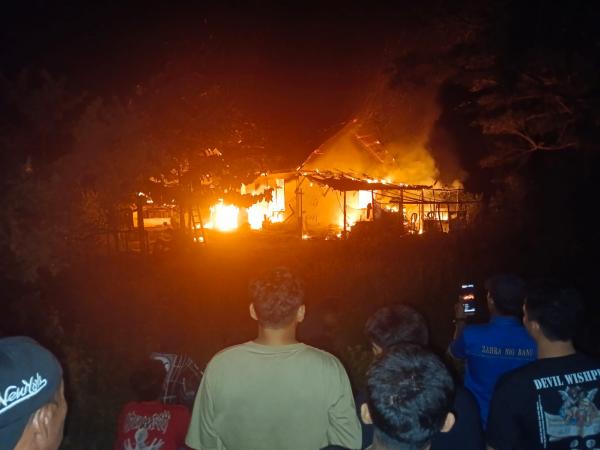 Akibat Korsleting Listrik, Rumah Jeruk Milik Disbuntak Pasangkayu Ludes Dilahap si Jago Merah