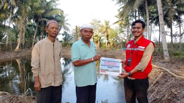 Dukung Peningkatan Ekonomi Desa Sidamukti, FT Lomanis Bantu Perluasan Kolam Budidaya Ikan Sidat