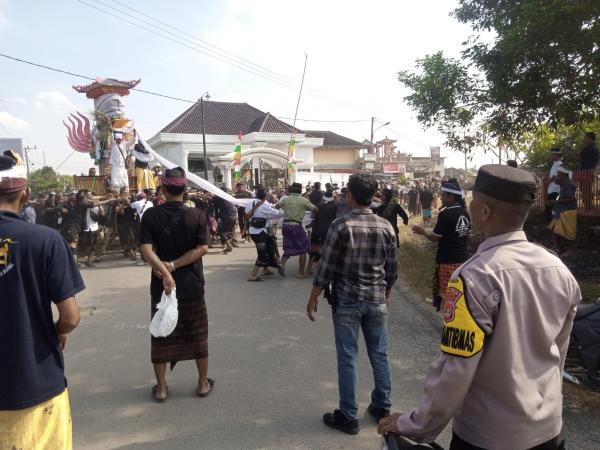 Ajak Masyarakat Jaga Kamtibmas, Polisi Pam Upacara Ngaben Massal di Way Kanan