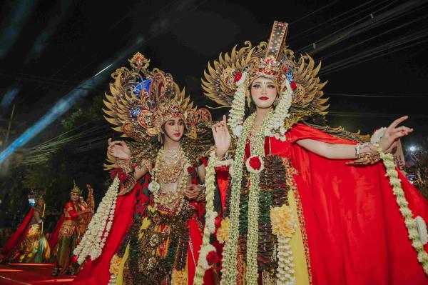 Kediri Night Carnival 2024, Kontingen Gudang Garam Usung Tema Tebarkan Cahaya Bunga Matahari