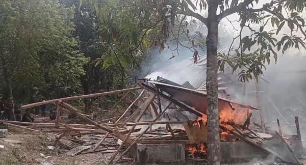 Makam Palsu Diduga Jadi Lokasi Praktik Perdukunan Dihancurkan Warga di Sukabumi