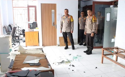 Kapolda Sulbar Tinjau Langsung TKP Aksi Unjuk Rasa di kantor DPRD Majene