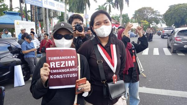 Demo RUU Pilkada, Massa Sebut Tidak Ada Menjadi Tuhan dalam Demokrasi