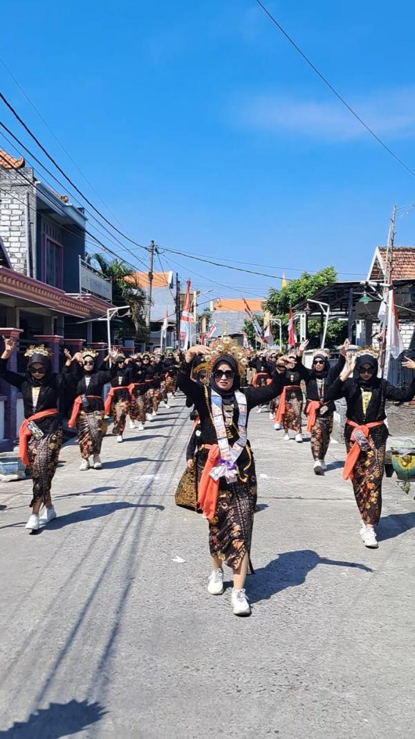 Semarak HUT RI, Warga Desa Cagak Agung Gelar Karnaval Kreatif, Tampilkan Kostum Unik