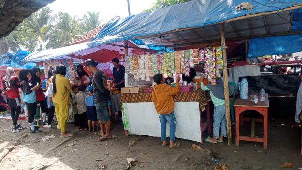 Pedagang Minuman Raup Cuan di Desa Bersatu