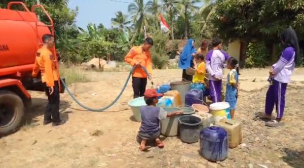 Kekeringan Meluas di 12 Kecamatan, Warga dapat Bantuan Air Bersih dari BPBD Pandeglang