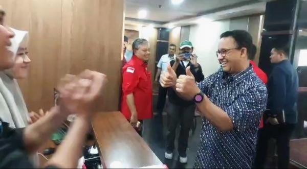 Anies Baswedan Beri 2 Jempol Pada Staf Frontline Kantor DPD PDI Jakarta