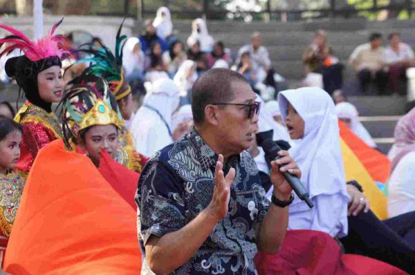 Walikota Teguh Prakosa Berbagi Kebahagiaan bersama Anak-anak Sekolah di Taman Balekambang