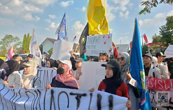 Tolak Politik Dinasti, Puluhan Mahasiswa Geruduk Gedung DPRD Kendal