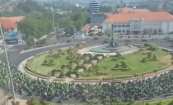 Penampakan Udara Konvoi Ribuan Mahasiswa Menuju DPRD Jateng