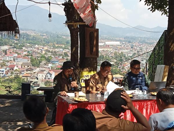 Jadi Agenda Rutin, Camat Pacet Gelar Rapat Out Door Bahas Program Hingga Imbauan Peredaran Upal