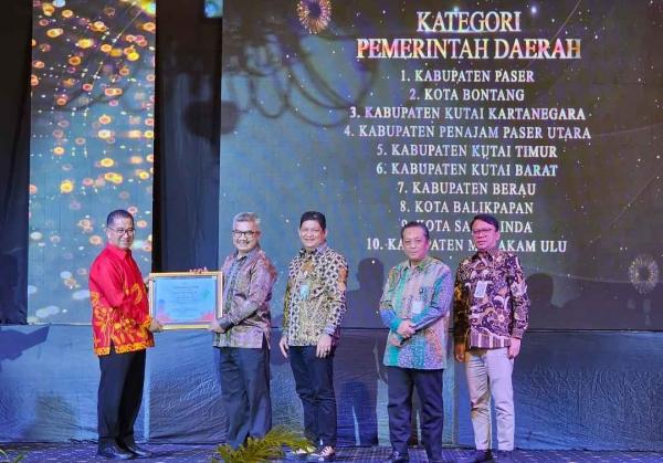 PJ Gubernur Kaltim Akmal Malik Serahkan Piagam Anugerah Paritrana Award 2024