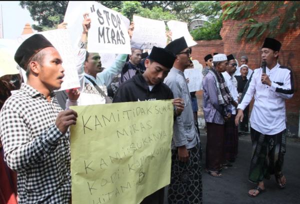 Tuntut Tutup Total Pabrik Miras di Cikande,  Ulama dan Santri Geruduk Kantor DPRD Banten