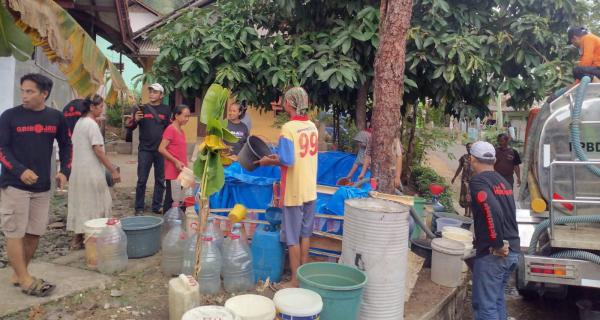 Warga Kota Banjar Rela Antre untuk Mendapatkan Air Bersih