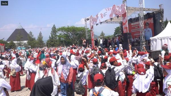 Sumedang Pecahkan Rekor ORI, Peserta Terbanyak Minum Susu dan Makan Ikan di Indonesia