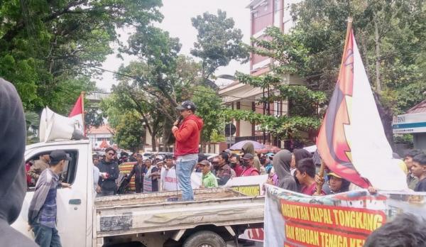 Tuntut Buka Akses Sungai Lalan, Massa Kembali Kepung Kantor Gubernur Sumsel