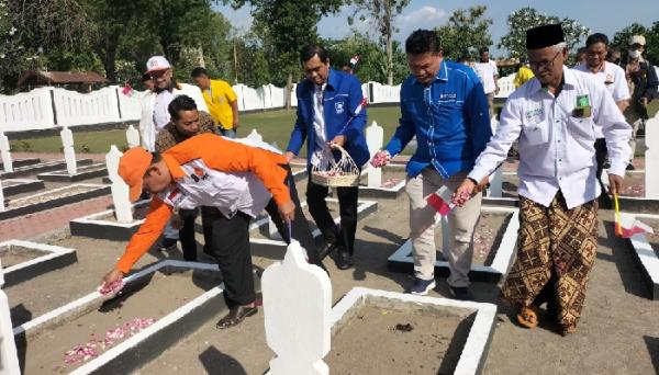 Deklarasi Pemenangan Sigit-Suroto Diikuti 14 Parpol dengan Tabur Bunga di Taman Makam Pahlawan