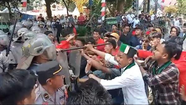 Demo di Pelantikan Anggota DPRD Pandeglang Ricuh, Polisi dan Mahasiswa Terlibat Saling Dorong