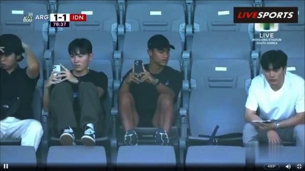 Momen Pratama Arhan Asik Nonton Laga Timnas Indonesia U-20 Vs Argentina U-20