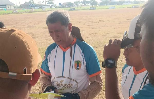 Head Coach Indramayu United, Yono Rosadi, Siapkan Pemain untuk Pertandingan Liga 3