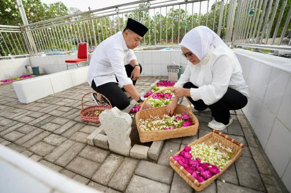 Sebelum Daftar ke KPU, Eri Cahyadi Sempatkan Ziarah ke Makam Ayahanda