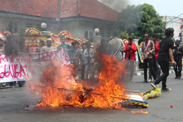 Demo di Pelantikan DPRD Lebak Ricuh, Massa Saling Dorong hingga Bakar Karangan Bunga