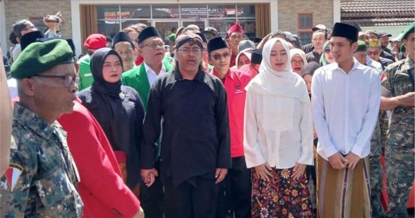 Ratusan Petani dan Seniman Kawal Pendaftaran Agus Setyawan dan Nadia Muna ke KPU Temanggung