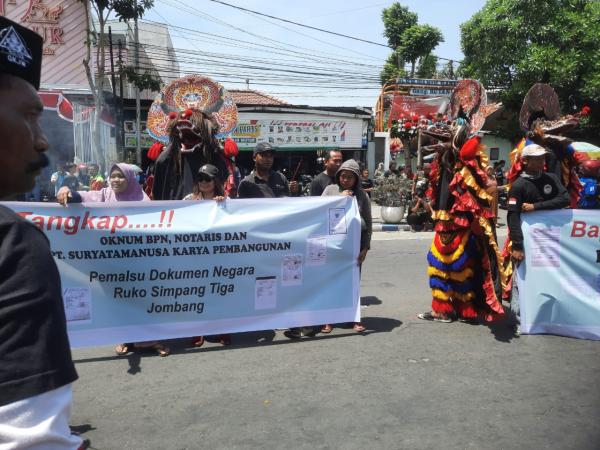 Pendemo Kejari Jombang Desak Tuntaskan Kasus Korupsi yang Ditanganinya