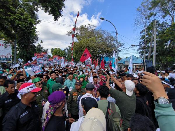 Mendaftar di KPUD NTB, Ras Terkuat di Bumi Antar Rohmi-Firin