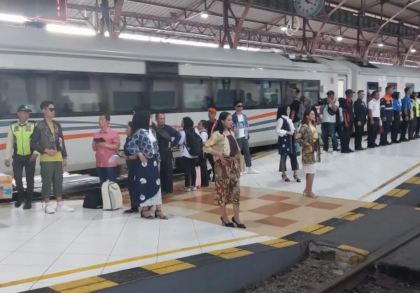 HUT KAI, Daop 5 Purwokerto Gelar Skybridge Fashion Walk