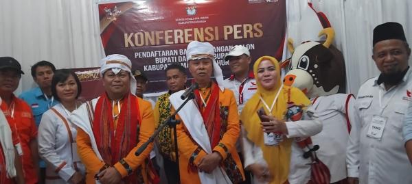 Kenakan Baju Adat Mamasa, Welem Dan Sudirman Pasangan Terakhir Mendaftar di KPUD Mamasa 