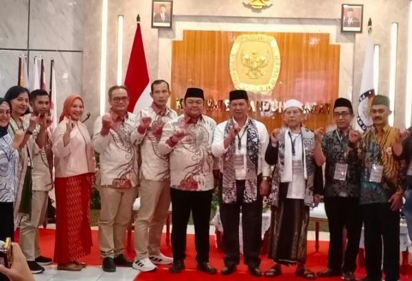 Paslon Perseorangan Daftar di Pilkada KBB, Janji Prioritaskan Insentif Guru Ngaji