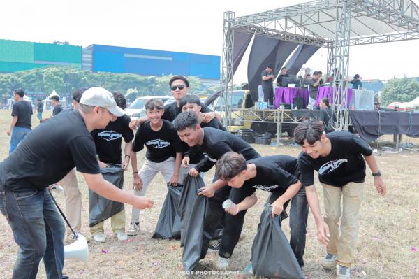 Relawan KM 17 Pungut Sampah Pasca Deklarasi Maesyal-Intan di Citra Raya Tangerang