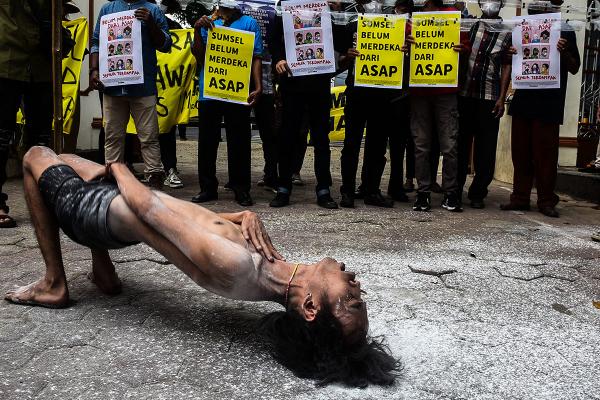 Potret Aksi Teaterikal Iringi Warga Daftarkan Gugatan Perusahaan Terkait Kabut Asap