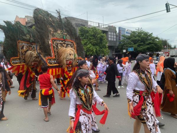 Reog Ponorogo Sendang Kinasih Ikut Mengantar Anwar-Reny ke KPU Sulteng