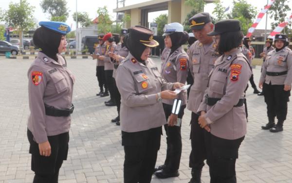 Jelang HUT ke-76, Polwan Polres Sukoharjo Diperiksa Sikap Tampang dan Disiplinnya