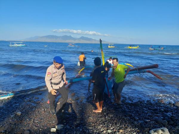 Kisah Dramatis Nelayan Banyuwangi, Nyaris Tewas Diterjang Ombak Besar di Selat Bali