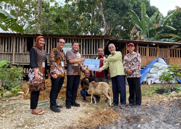 Muhammadiyah Grobogan Terima Imbal Hasil Wakaf Untuk Penggemukan Kambing dari KB Bank Syariah