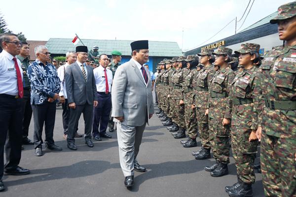 Menhan Prabowo Tinjau Fasilitas Dodik Bela Negara Rindam IV Diponegoro