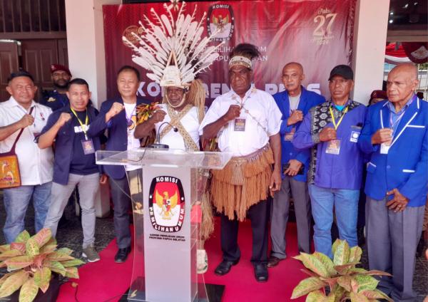 Paslon Romanus Mbaraka-Albert Muyak Resmi Mendaftar di KPU Papua Selatan