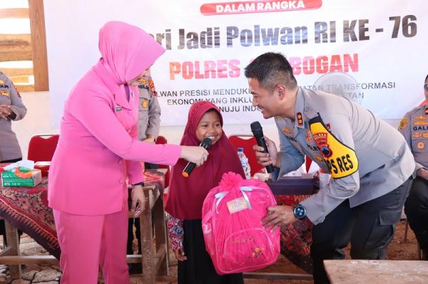 Senangnya Siswa SDN 3 Karanganyar Geyer Dapat Hadiah dari Kapolres Grobogan