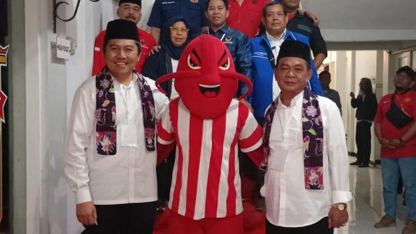 Pasangan Mas Iin-Edy Resmi Mendaftar ke KPU Sidoarjo Kompak Kenakan Kemeja Putih