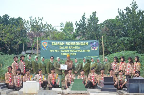 Anggota Kodim 0427 Way Kanan bersama Anggota Persit Ziarah ke Taman Makam Pahlawan