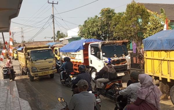 Dampak Tambang Pasir, Warga Mancak Kabupaten Serang Stop Paksa Truk Pengangkut Pasir