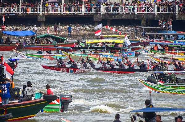 Potret Keseruan Lomba Bidar dan Perahu Hias di Sungai Musi