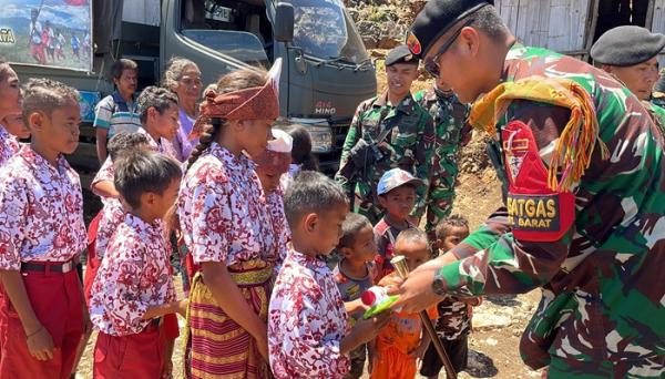 TNI Mengunjungi SD Kecil Banu di Daerah Terpencil Perbatasan RI-RDTL dengan Program Smart Car