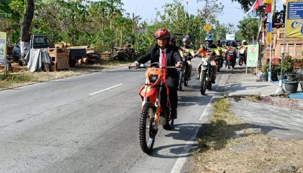 Tukang Bor Sumur Dilantik Jadi Anggota DPRD Sragen, Kedatangan Mengendarai Motor Trail