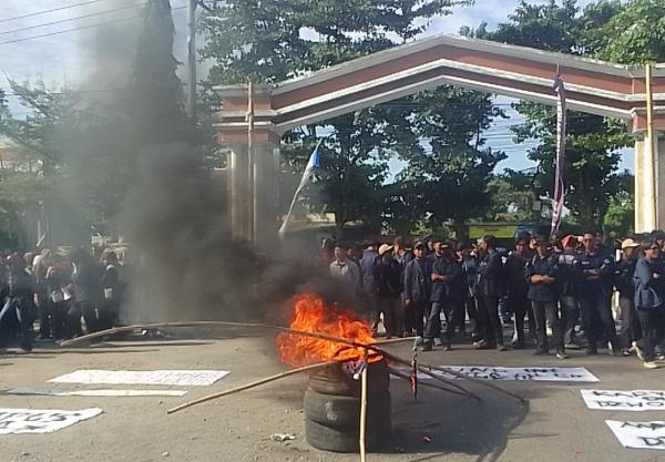 Aliansi Mahasiswa Universitas Wiralodra Indramayu Tuntut Dana KIP dan Minta Rektor Mundur